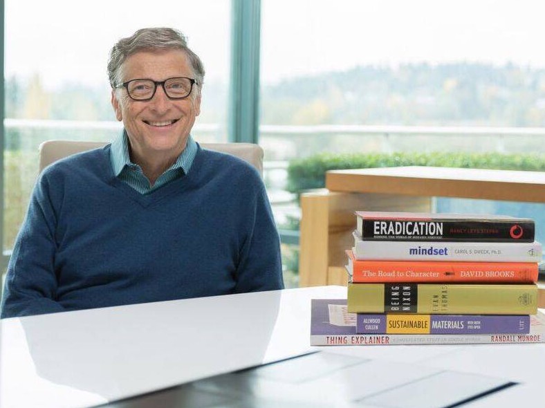 Bill-Gates-At-Desk-e1456340772742.jpg