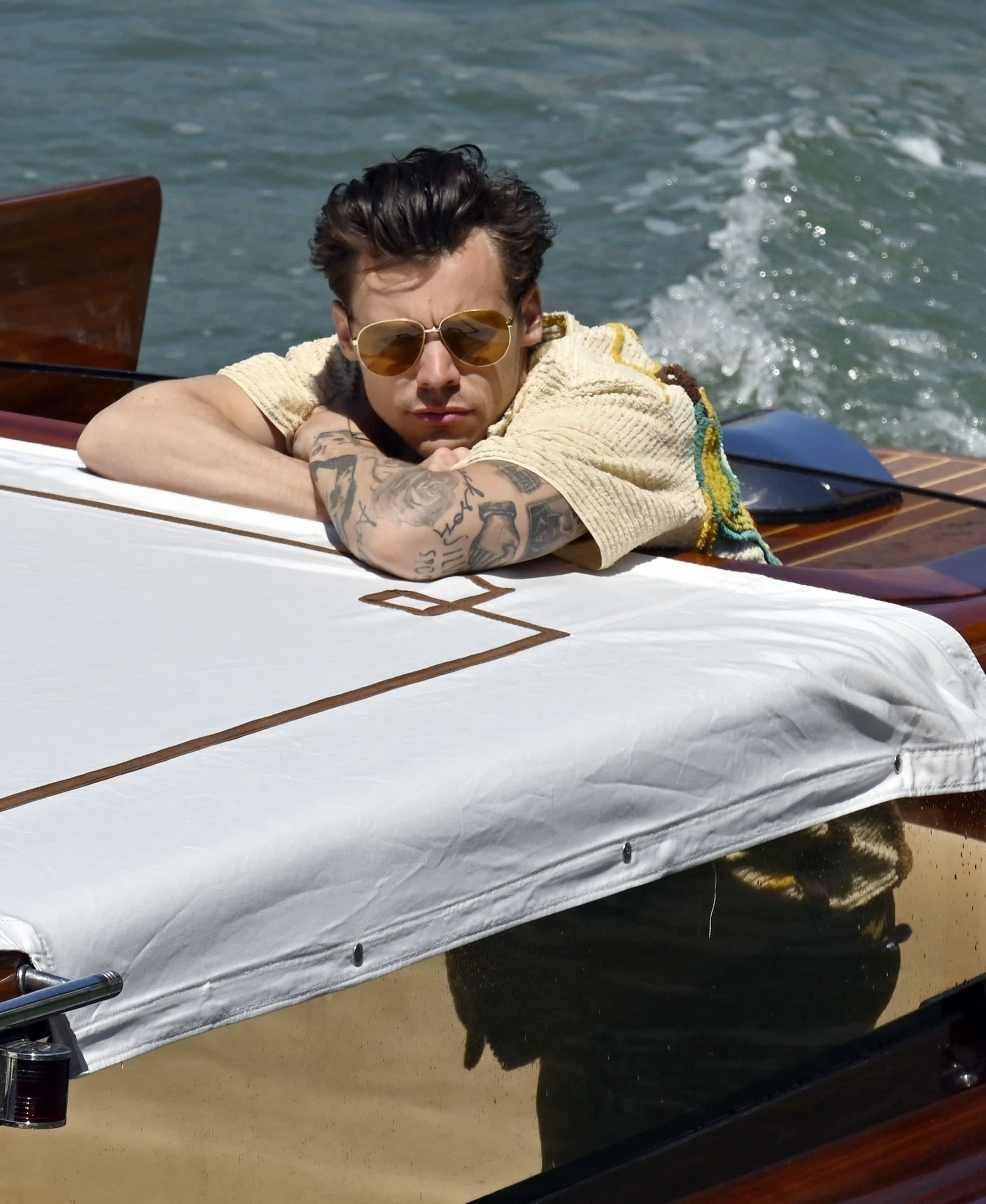 harry-styles-outfit-venice-02.jpg