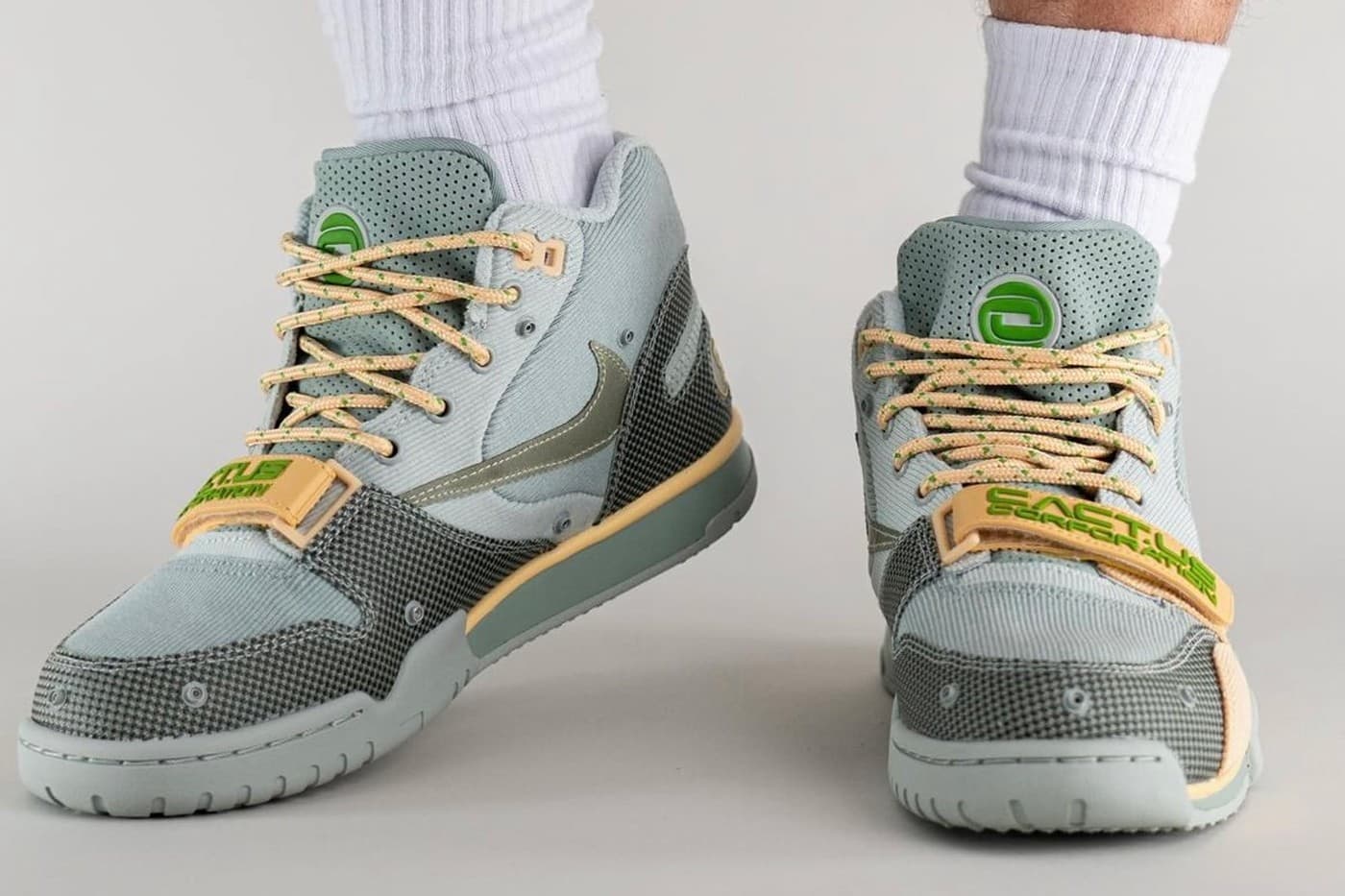 travis-scott-nike-air-trainer-1-sp-grey-haze-on-foot-look-release-info-dr7515-001-004.jpg