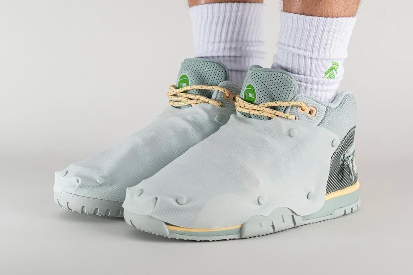 travis-scott-nike-air-trainer-1-sp-grey-haze-on-foot-look-release-info-dr7515-001-007.jpg