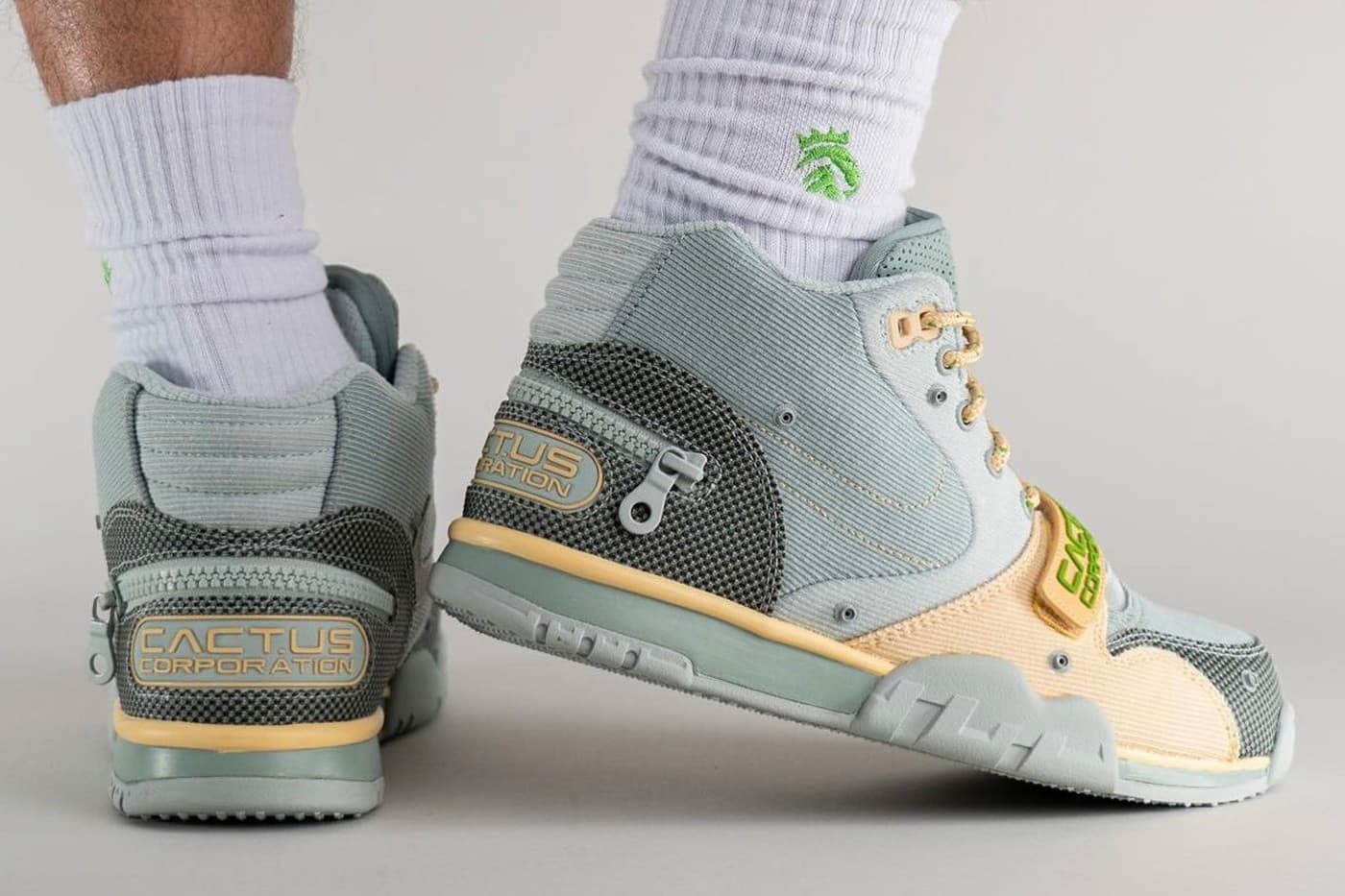 travis-scott-nike-air-trainer-1-sp-grey-haze-on-foot-look-release-info-dr7515-001-005.jpg