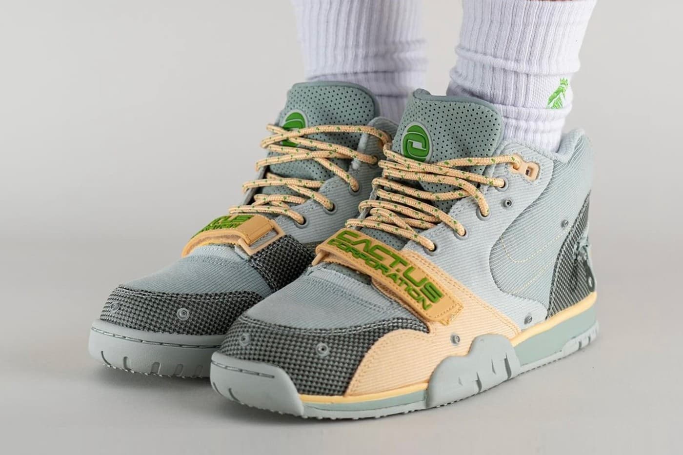 travis-scott-nike-air-trainer-1-sp-grey-haze-on-foot-look-release-info-dr7515-001-002.jpg