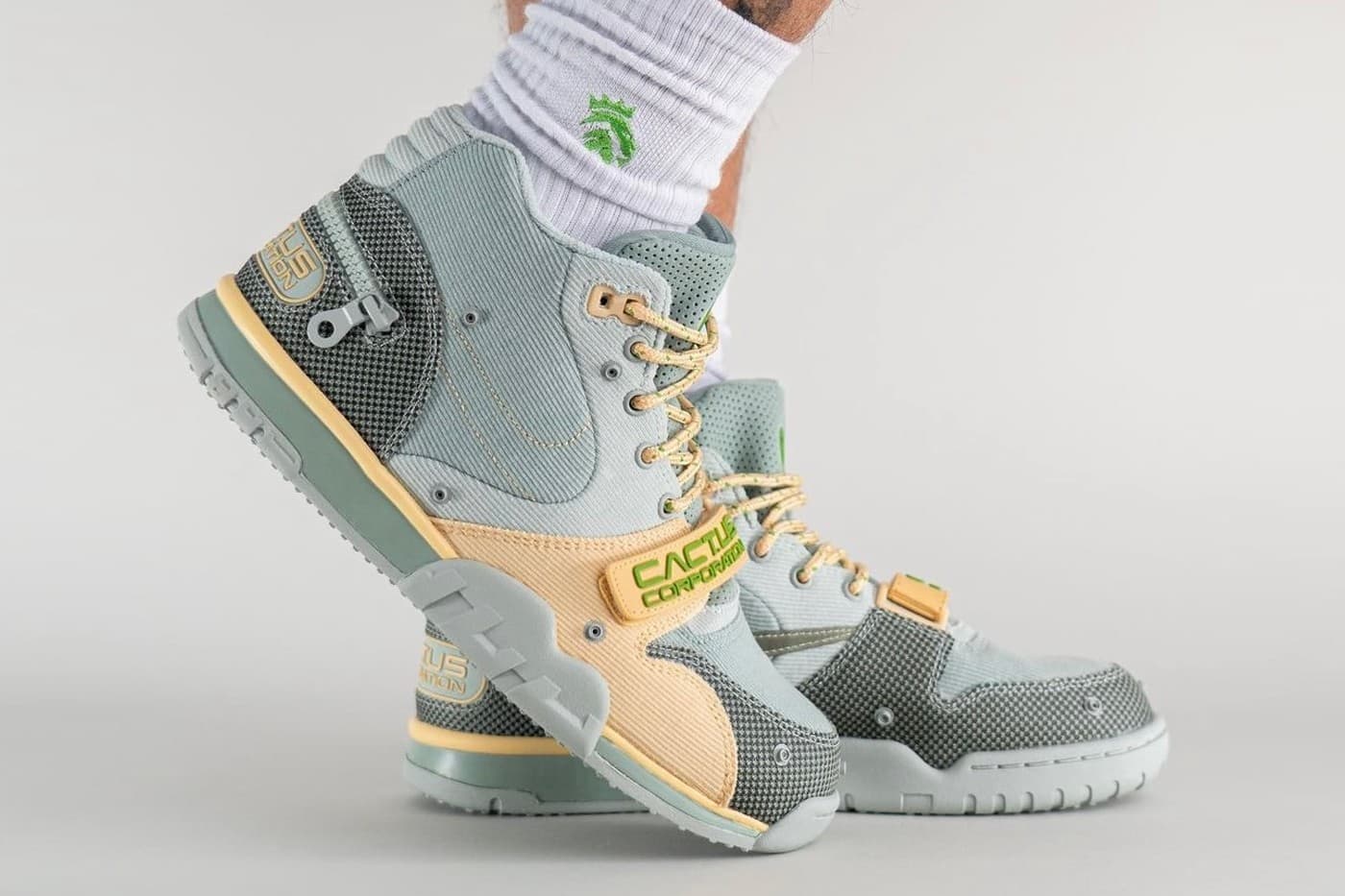 travis-scott-nike-air-trainer-1-sp-grey-haze-on-foot-look-release-info-dr7515-001-003.jpg