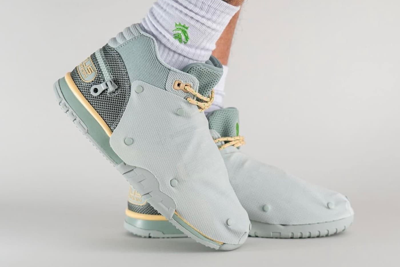 travis-scott-nike-air-trainer-1-sp-grey-haze-on-foot-look-release-info-dr7515-001-006.jpg
