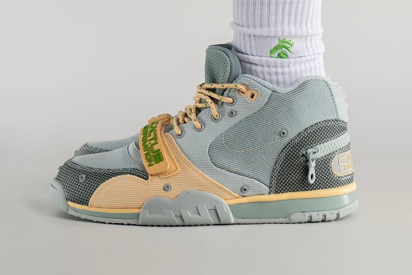 travis-scott-nike-air-trainer-1-sp-grey-haze-on-foot-look-release-info-dr7515-001-001.jpg