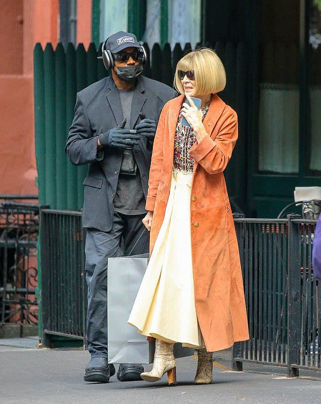 kanye-west-balenciaga-1crocs-2.jpg