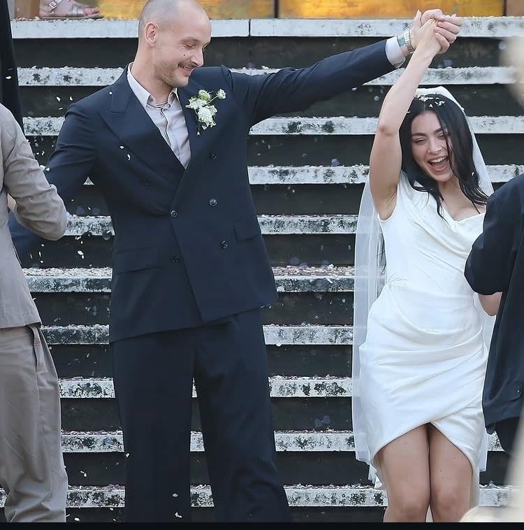 charli-xcx-and-george-daniel-from-the-1975-got-married-this-v0-yykvqv70gvdf1.jpeg