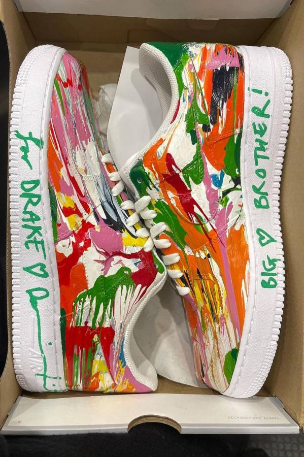 https_kr.hypebeast.com_files_2021_09_drake-damien-hirst-nike-air-force-1-hand-painted-1.jpg