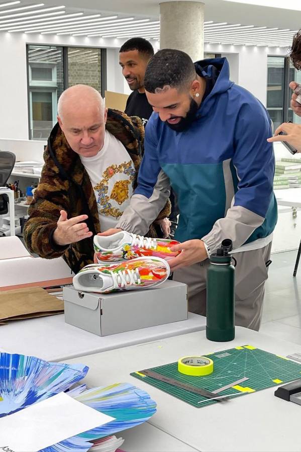 https_kr.hypebeast.com_files_2021_09_drake-damien-hirst-nike-air-force-1-hand-painted-2.jpg