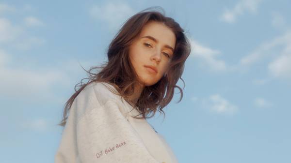 24clairo1-videoSixteenByNineJumbo1600.jpg