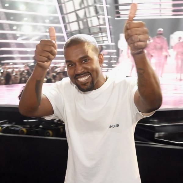 kanye-west-thumbs-up-mtv-vmas-red-carpet-2016-billboard-1548.jpg