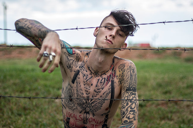 machine-gun-kelly-barbed-wire-press-2015-billboard-650[1].jpg