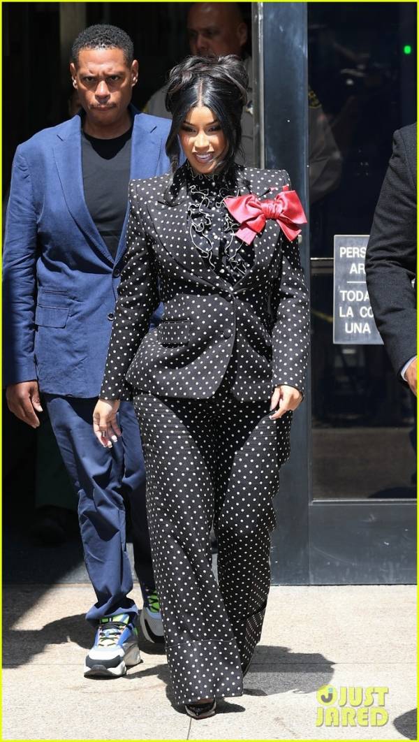cardi-b-throws-pen-courthouse-reporter-05.jpg