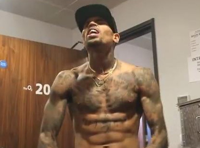 Video-Chris-Brown-il-devoile-son-torse-muscle-et-sa-vie-de-superstar-dans-le-clip-de-Home-!_portrait_w674.jpg