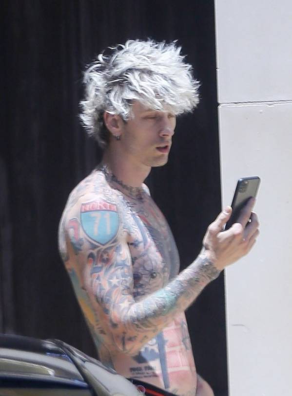 machine-gun-kelly-may-2020-04.jpg
