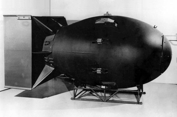 Fat_Man_(replica_of_nuclear_bomb).jpg