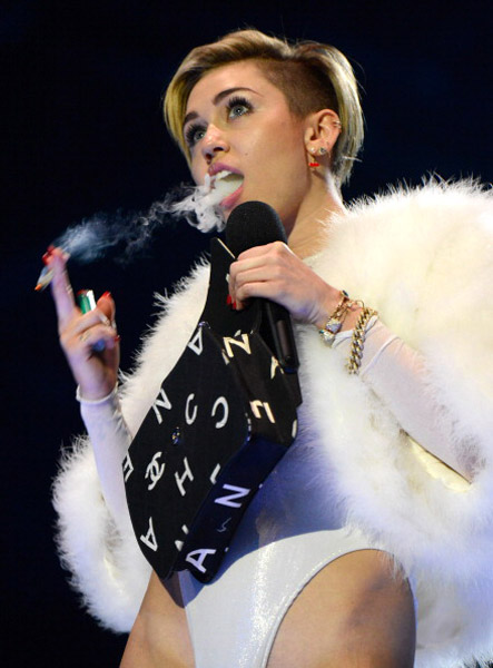 miley-smoke(1).jpeg