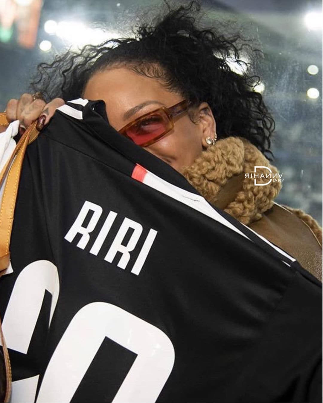 rihanna-louis-vuitton-world-cup-98-bag-03.jpg