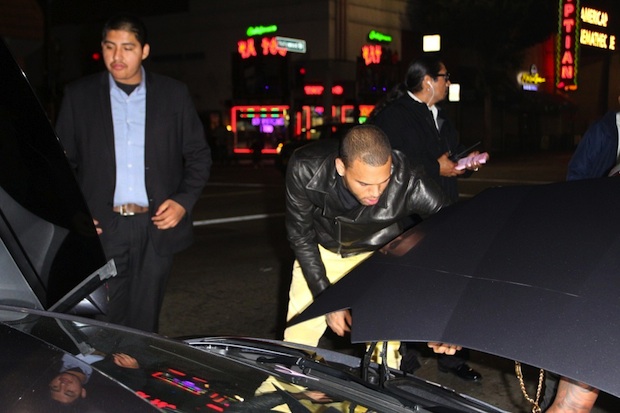 Chris-Brown-wearing-Yellow-Balmain-Slim-Biker-Jeans-Upscalehype-4.jpeg