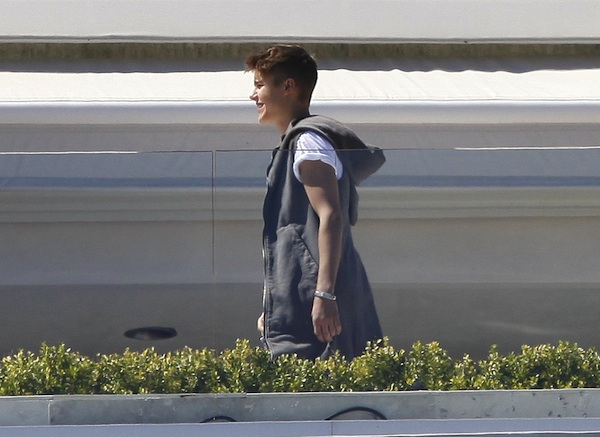 Justin-Bieber-wearing-Rick-Owens-DRKSHDW-Long-Sleeveless-Hoodie-1.jpg