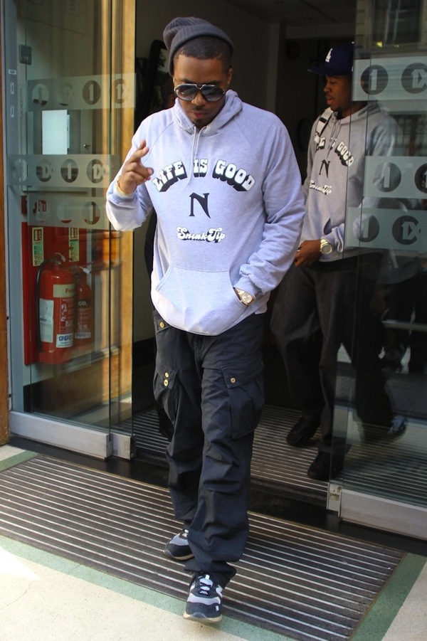 Nas-wearing-G-Star-Rovic-Arc-Cargo-Pants-Burn-Rubber-x-New-Balance-MT580-Workforce-White-Collar-Sneakers-1.jpg