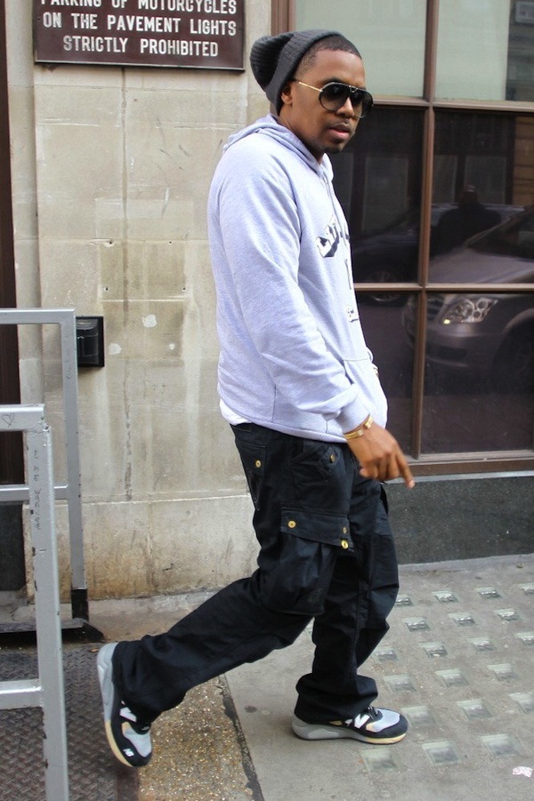 Nas-wearing-G-Star-Rovic-Arc-Cargo-Pants-Burn-Rubber-x-New-Balance-MT580-Workforce-White-Collar-Sneakers-2.jpg