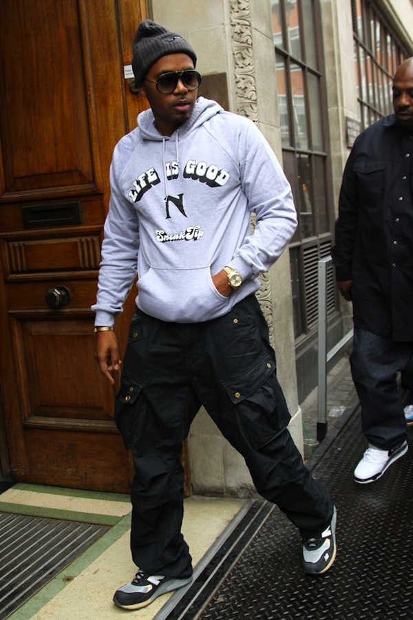 Nas-wearing-G-Star-Rovic-Arc-Cargo-Pants-Burn-Rubber-x-New-Balance-MT580-Workforce-White-Collar-Sneakers.jpg