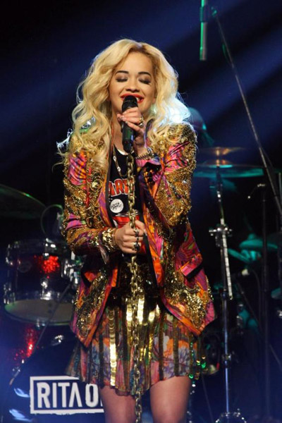 rita-ora-vevo-lift-3.jpg